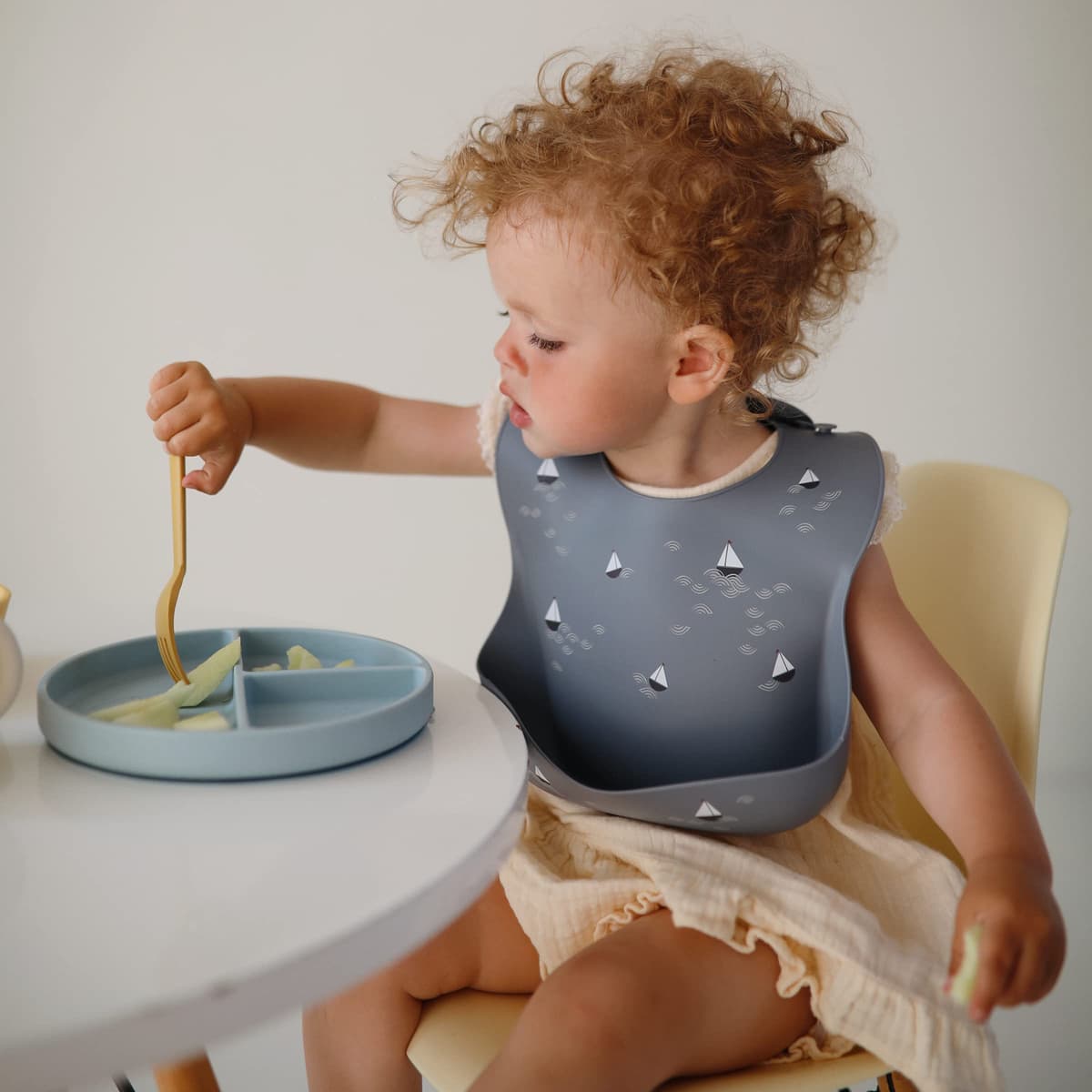 mushie Platos de Silicona para Niños | con Ventosa Antideslizante | Accesorios de Aprendizaje para Bebés y Niños Pequeños | Sin BPA | Resistente al Lavavajillas y al Microondas | Powder Blue — view 4