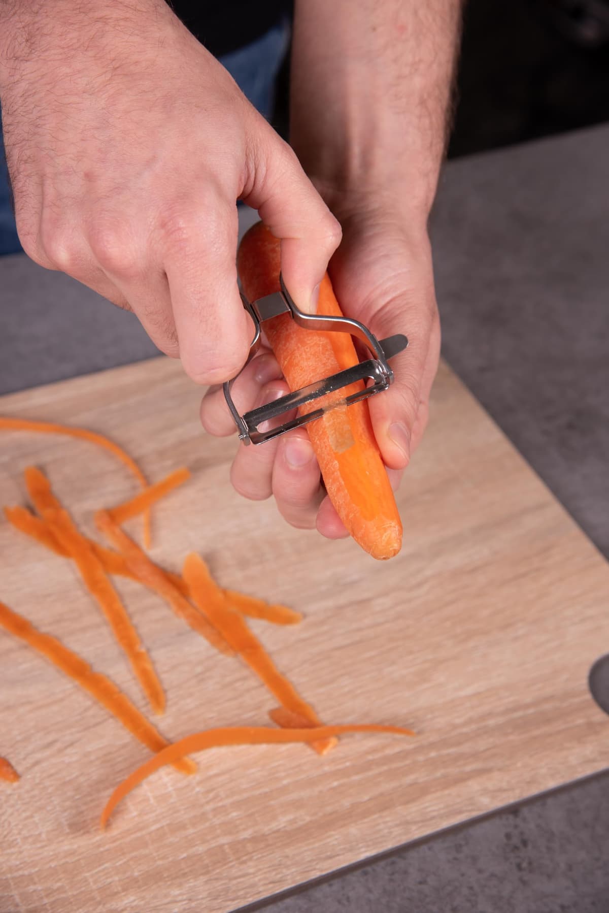 ARCOS Pelador Profesional 130mm en Acero Inoxidable Cromado para Pelar Frutas y Verduras. Utensilio de Cocina para Cortes Finos. Gadget Chef con Diseño Ergonómico. Color Plata — view 3