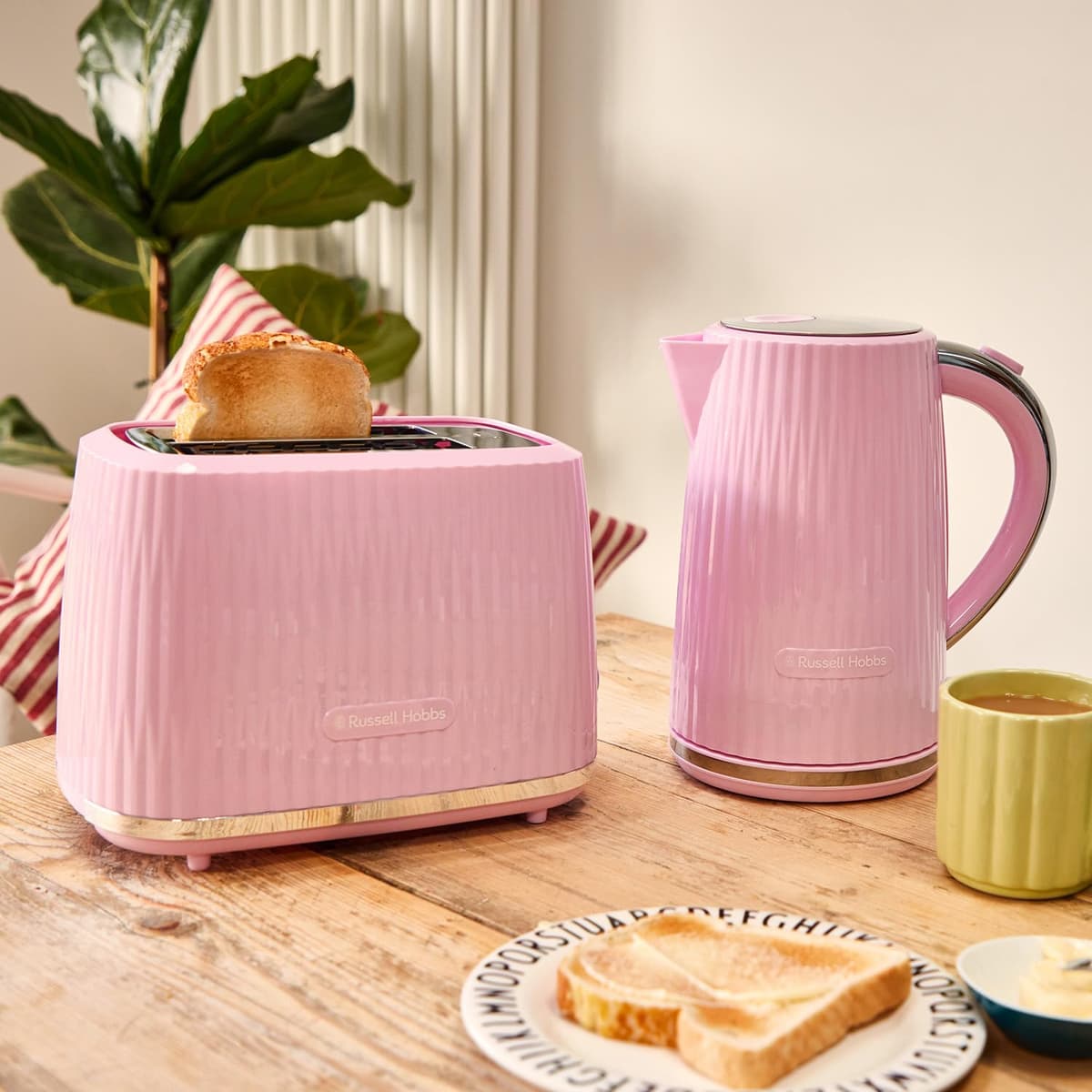 Russell Hobbs Electric Kettle (Hot Water, Tea or Coffee, 1.7L, Push to open lid, Perfect pour spout, Removable washable filter, Illuminated switch, Chrome accents, Raspberry, 3000W) Eden 27362 — view 3