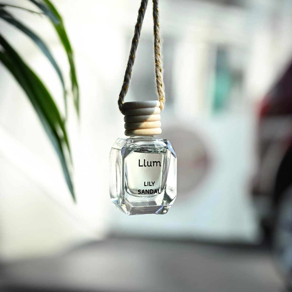 Llum Lily Sandal Hanging Car Air Freshener – Luxury Automotive Perfume Diffuser 10ml (0.34 fl oz), Long-Lasting Fragrance, Alcohol-Free Non-Toxic Scent — view 5