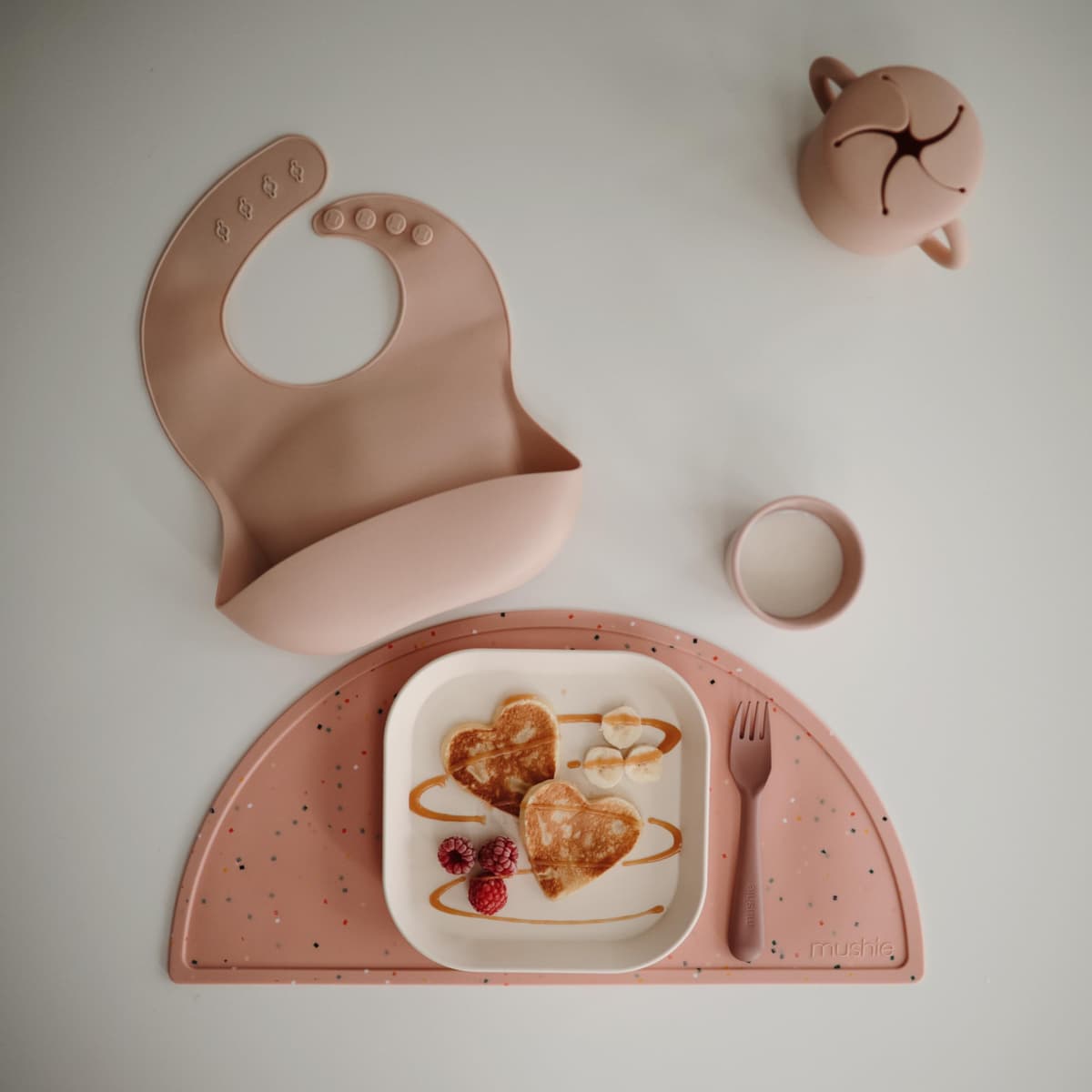 mushie Babero de Silicona para Bebés | Baberos de Alimentación con Bolsillo | Fáciles de Lavar | 4 Tamaños Ajustables | Sin BPA | Accesorio Durable para Niños Pequeños y Niñas | — view 3