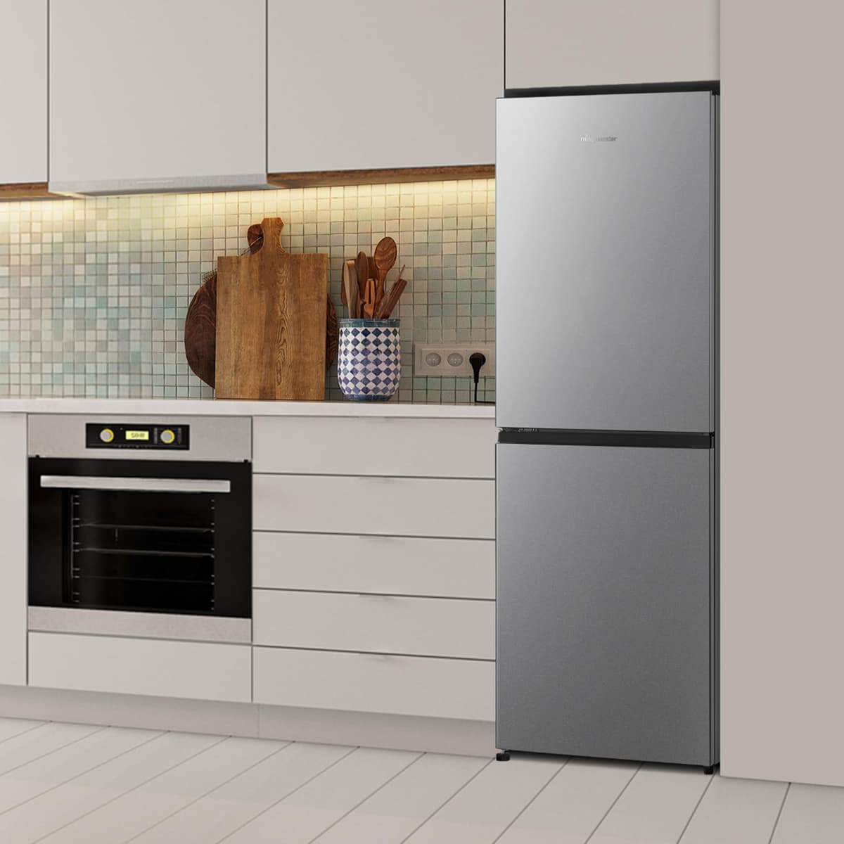Fridgemaster MC55240ES 55cm Freestanding 252L 50/50 Fridge Freezer - LED Lighting, Silver - E Rated, H174.3 x W55.4 x D55.8 (cm) — view 13