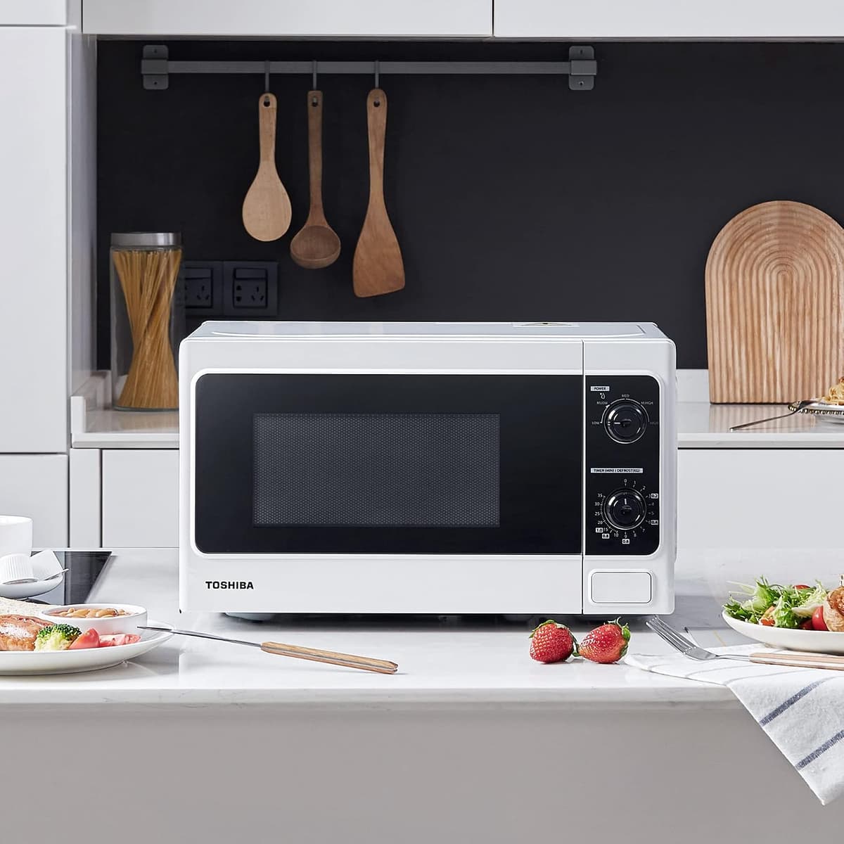 TOSHIBA 20 Liter 800W Manual Control Solo Small Microwave, Compact with 5 Power Levels, Automatic Defrost Function, Perfect for 9'' pizza, Clock and Timer, Easy Clean, White- MM-MM20P(WH) 20L Basic White