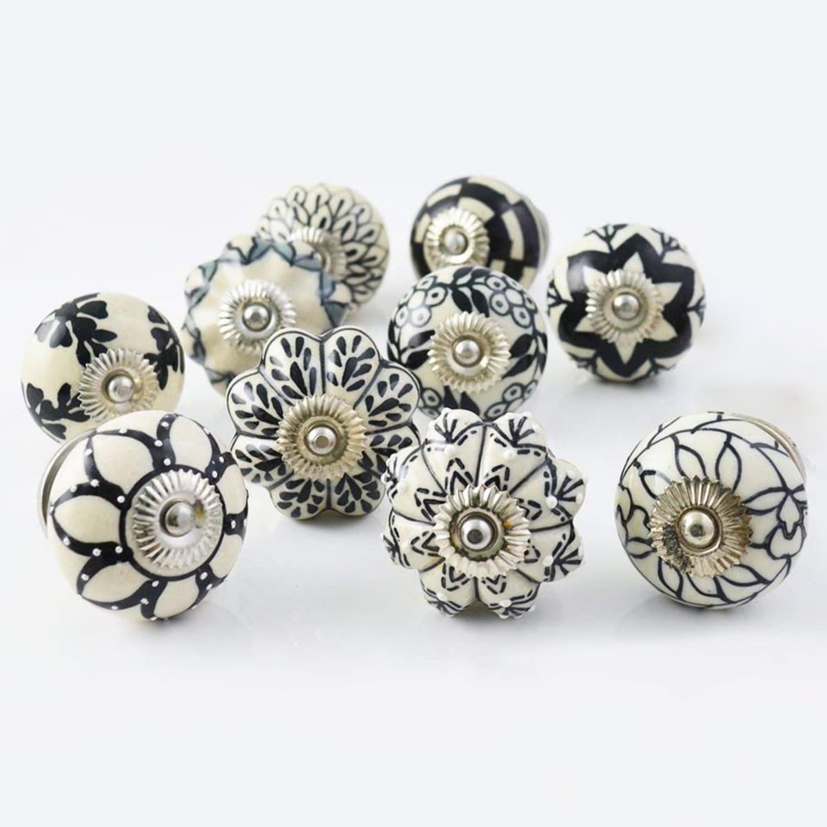Ajuny Juego de 20 Pomos de Cerámica Vintage Blanco y Negro, Pintados a Mano – Diseños Calabaza y Redondo – Tiradores Decorativos para Armarios, Cajones y Puertas de Cocina y Baño — view 4