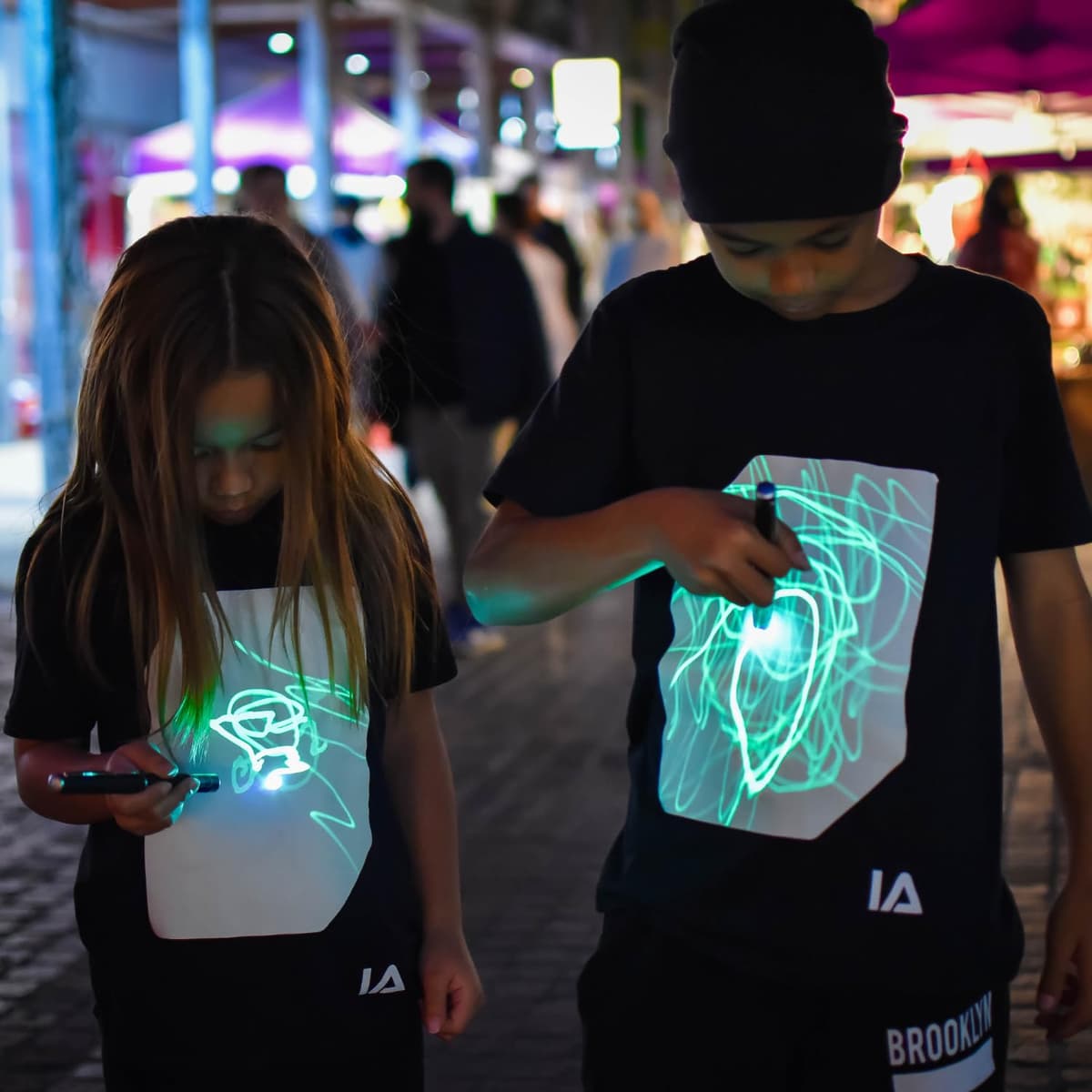 Illuminated Apparel Camiseta con diseño Interactivo con luz Que Brilla en la Oscuridad — view 2