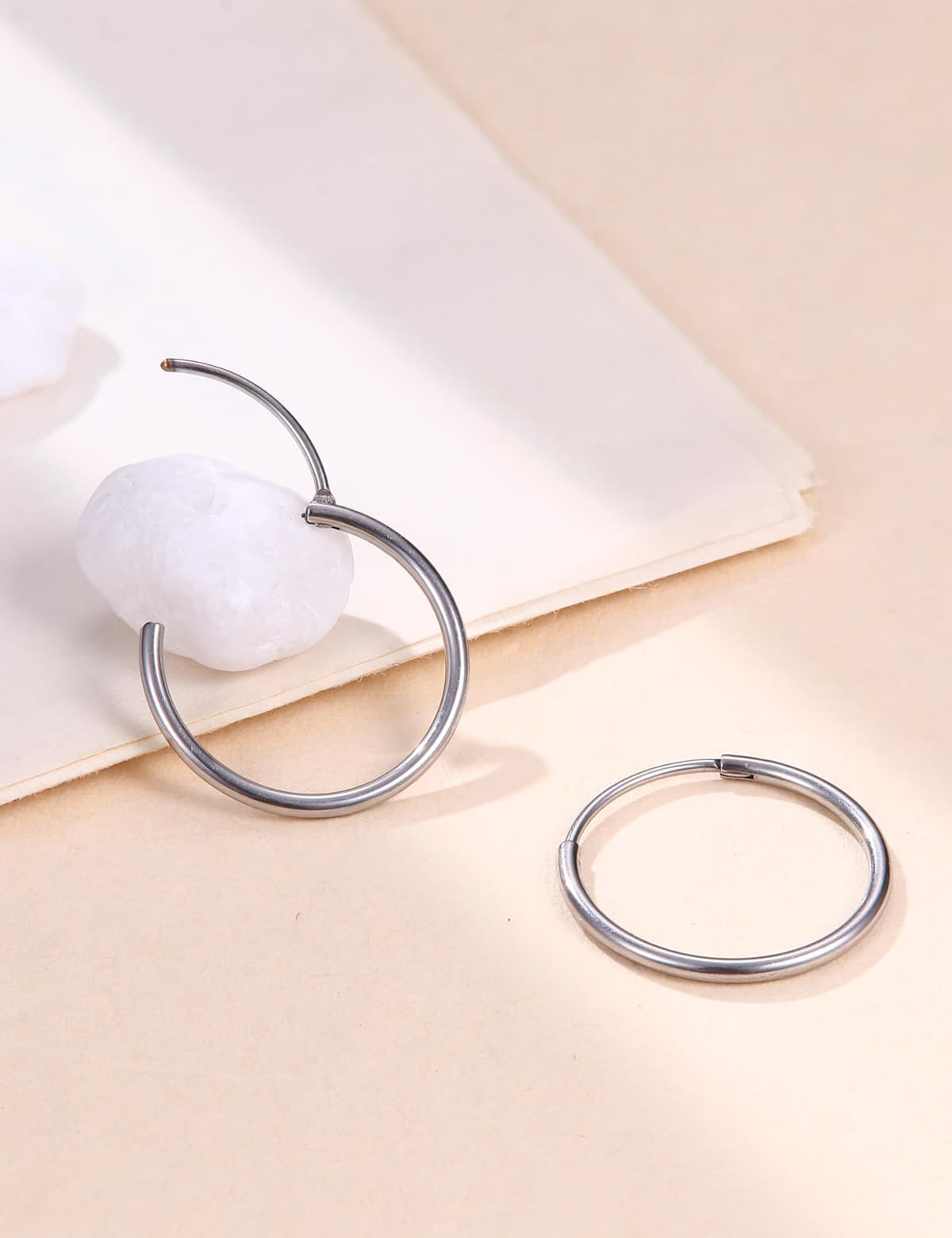 MILACOLATO Pequeños Pendientes de Aro de Plata/Oro para Mujer Hombre Hipoalergénico 316L Acero Quirúrgico Cartílago Tragus Helix Sleeper Pendientes de Aros con Bisagras 16G Piercing en la nariz — view 7
