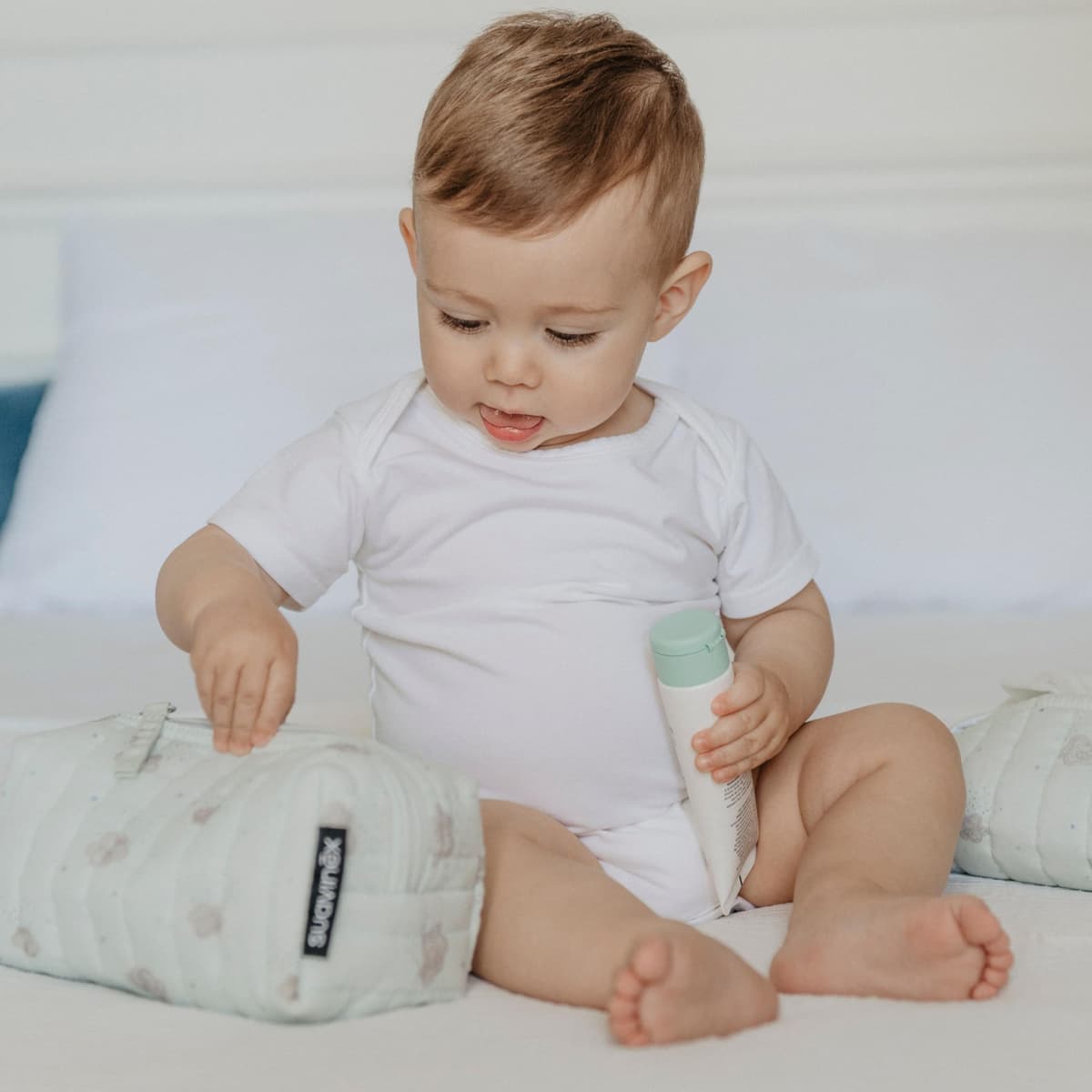 Suavinex, Neceser para Bebés de Tela, Set Regalo Bebé Recién Nacido con Cosmética: Gel Champú 100 ml + Loción Hidratante 100 ml + Crema Pañal 75 ml + Baby Cologne 50 ml. Formato Viaje. Azul Dreams — view 3