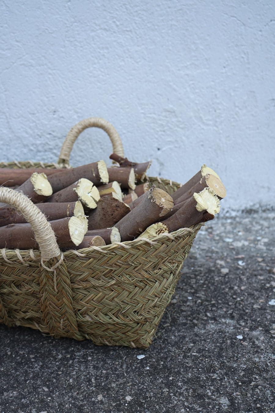 Cesta Leñero de Esparto Artesanal MUY Resistente, Ecologica y Duradera - Cesta Mimbre esparto Ideal decoración Chimeneas - Cesto para Leña Transportar y Guardar Mimbre Mediana 55 x 18 x 18 cm — view 2