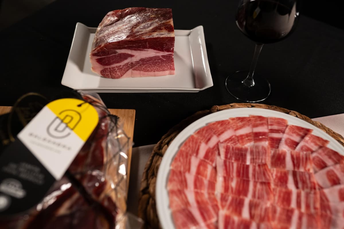Balsanera Ibérico - Paleta Deshuesada de Bellota 100% D.O. Los Pedroches | Peso aproximado de 2 Kg | Curación de 20 a 30 meses | Presentado al vacío en 4 trozos + huesos al vacío — view 2