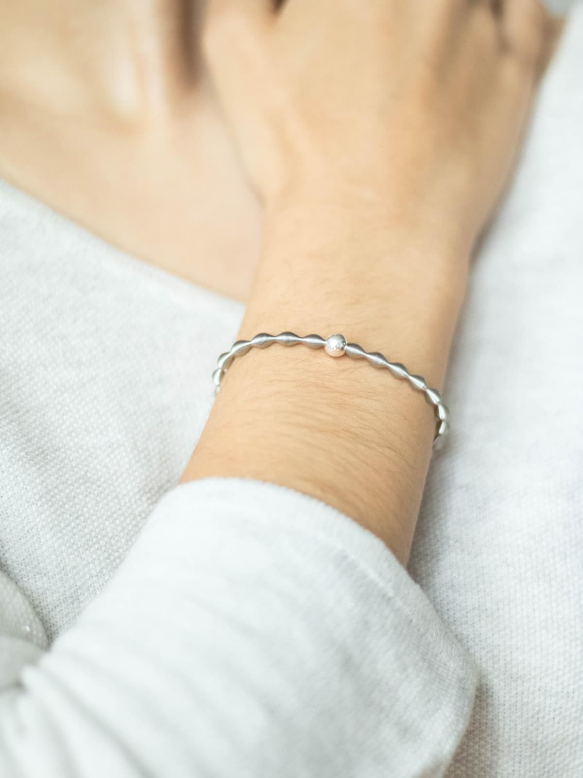 MAJALE Pulsera Anti Ansiedad-Estrés para Hombre, Mujer Obsequio San Valentín - Brazalete Plateado Minimalista de Acero Inoxidable - Pulsera Sencilla Flexible 100% Hecho a Mano — view 2