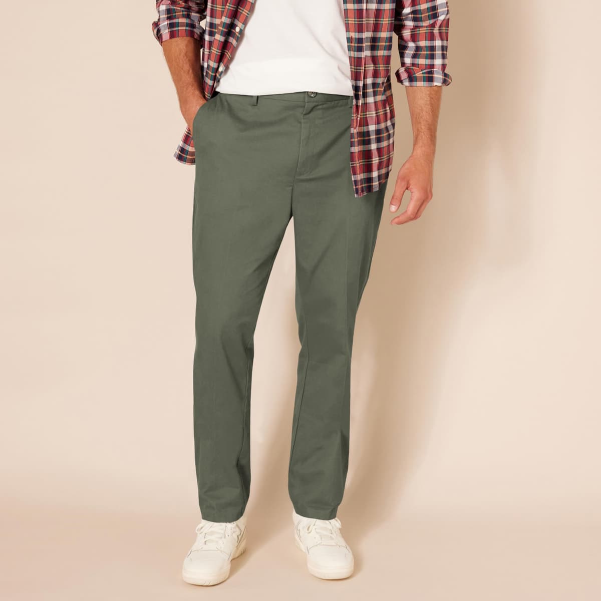 Amazon Essentials Men's Slim Fit Wrinkle-Resistant Flat-Front Work Chino Trousers — view 3