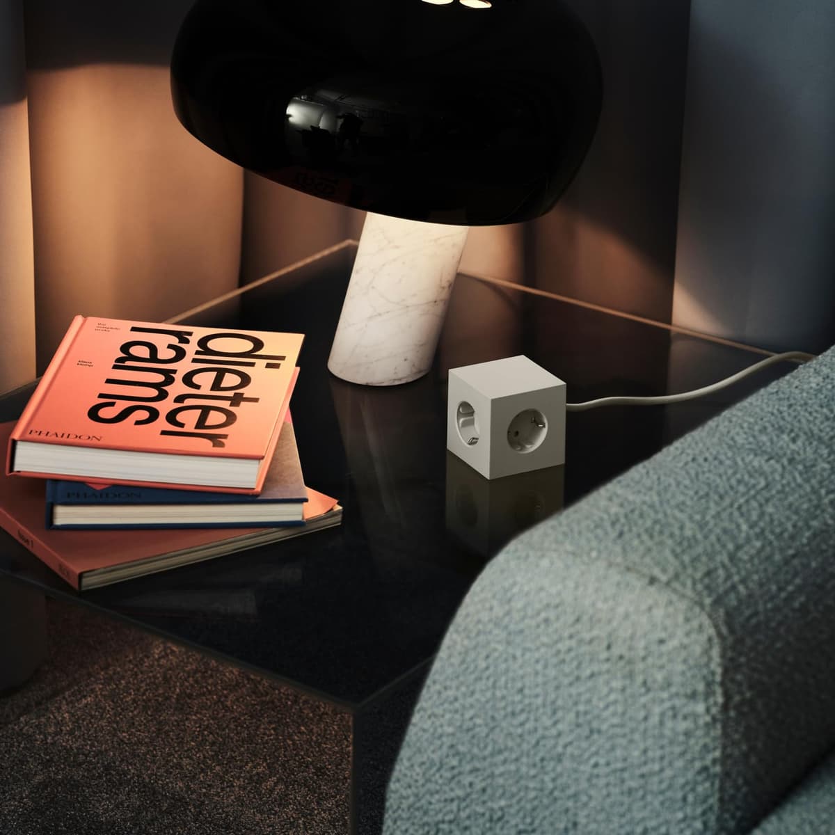Regleta Cubo Magnética AVOLT Square 1 – Organiza Tus Enchufes en el Escritorio – 3 Enchufes y 2 Puertos – Diseño para Oficina y Hogar (Nomad Sand, USB-C 1.8m) — view 4