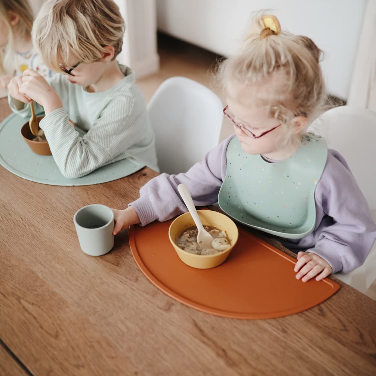 mushie Babero de Silicona para Bebés | Baberos de Alimentación con Bolsillo | Fáciles de Lavar | 4 Tamaños Ajustables | Sin BPA | Accesorio Durable para Niños Pequeños y Niñas | — view 6