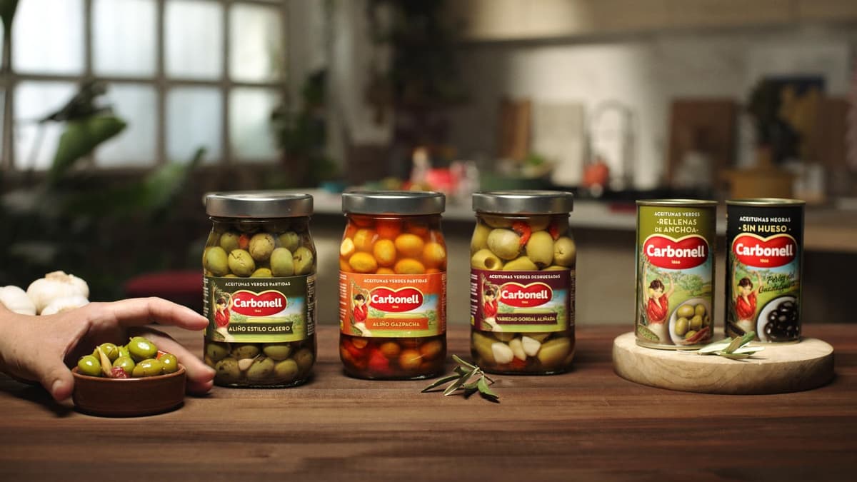 Carbonell - Aceitunas Verdes Partidas con Hueso, Estilo Gazpacha, Variedad Manzanilla, con Vegetales, Aliño de Ajo y Vinagre, con Guindilla y Pimentón Rojo, para un Toque Picante - 450 g — view 3