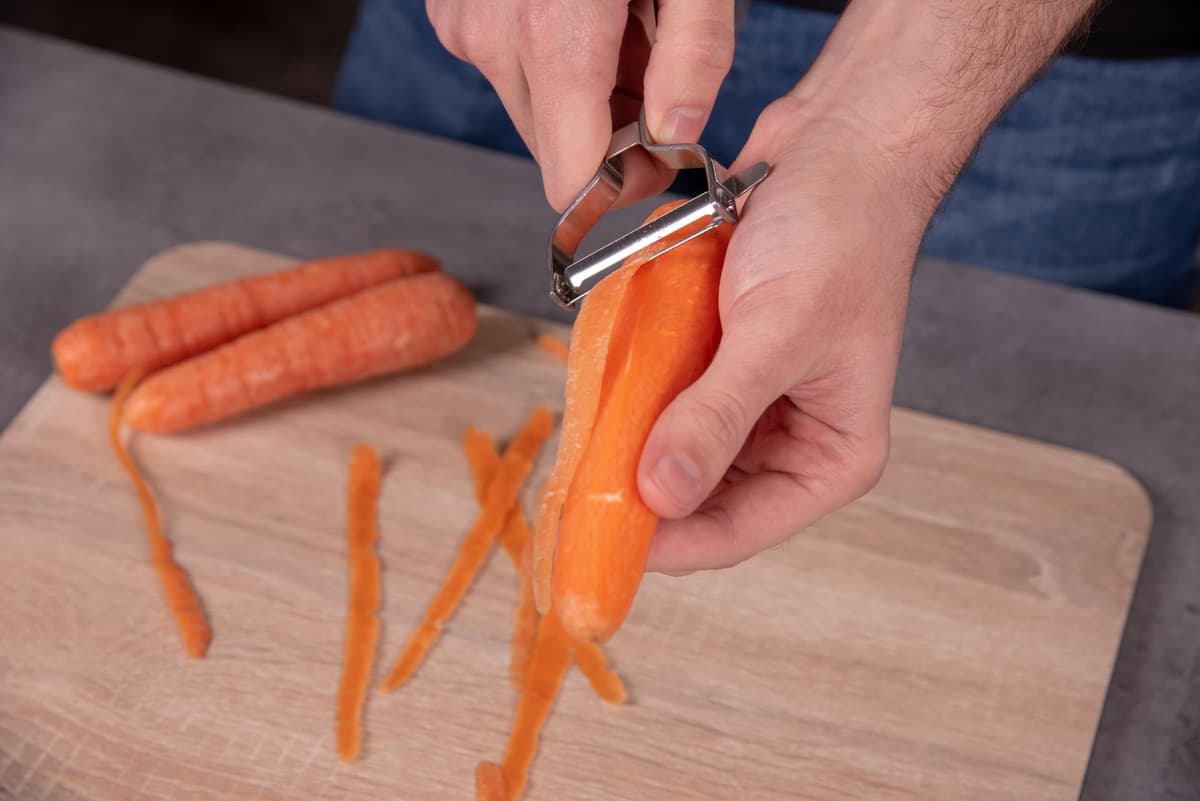 ARCOS Pelador Profesional 130mm en Acero Inoxidable Cromado para Pelar Frutas y Verduras. Utensilio de Cocina para Cortes Finos. Gadget Chef con Diseño Ergonómico. Color Plata — view 5