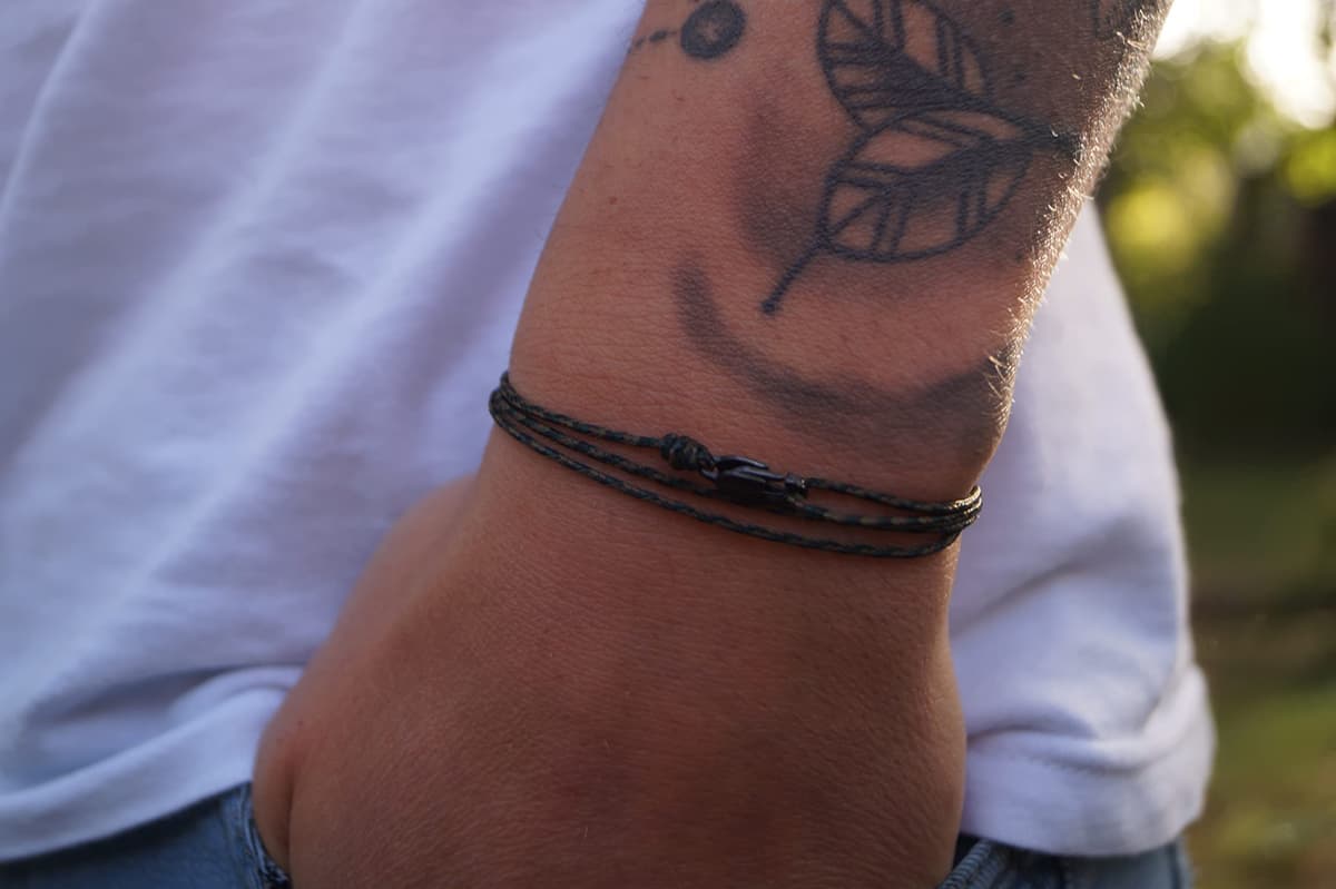 Made by Nami Pulsera Fina para Hombres y Mujeres con Cierre de Mosquetón Hecha a Mano - Joyería Marítima para Surfistas - Pulsera de Tela Minimalista - 100% Impermeable y Ajustable (Camuflaje Negro) — view 2