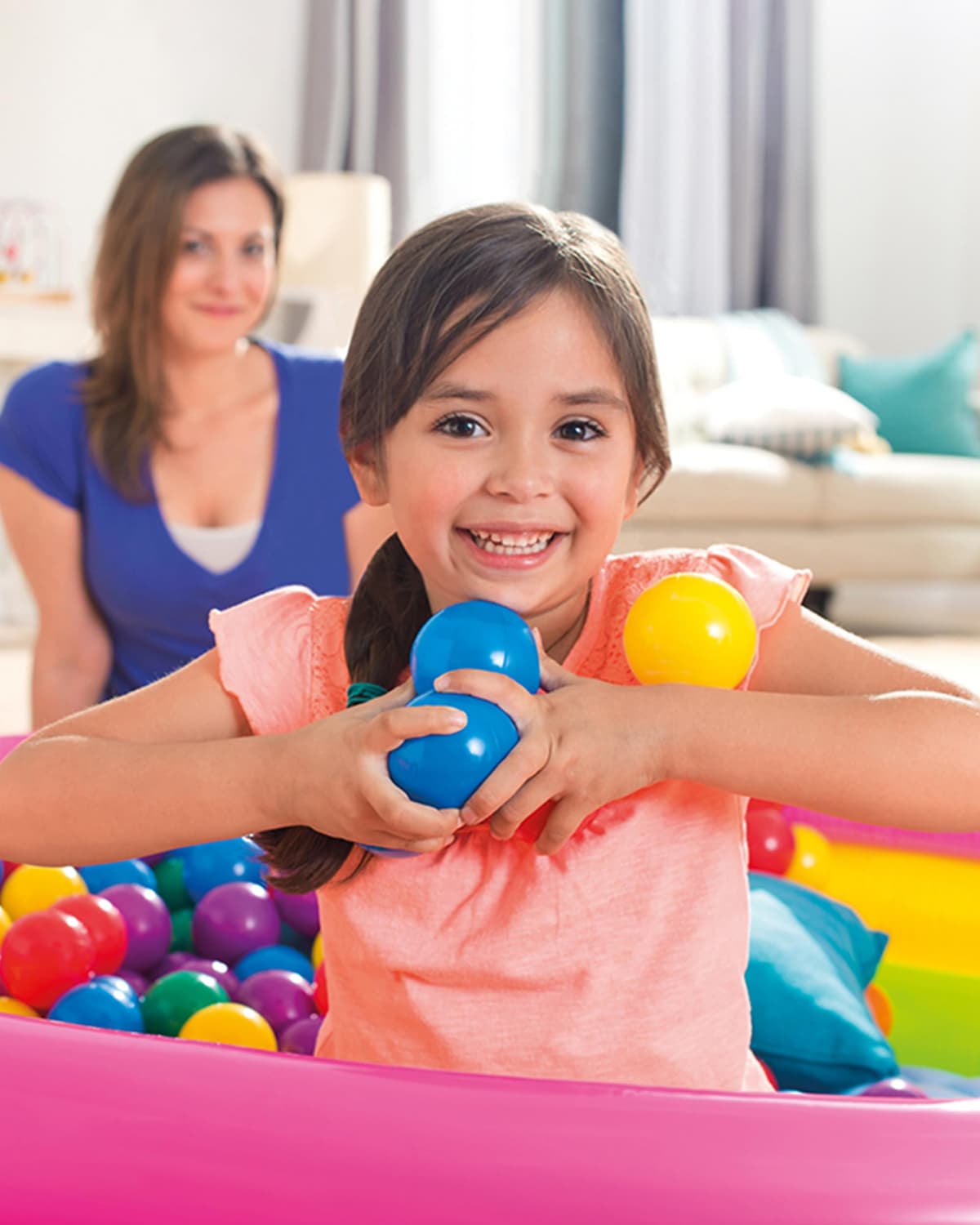 Intex Pack 100 Bolas Infantiles, Diámetro 6,5 cm, 6 Colores Surtidos, Plástico Resistente, Juego sensorial y motriz, Uso Interior y Exterior, Incluye Bolsa con asa, A Partir de 2 años (49602) — view 3