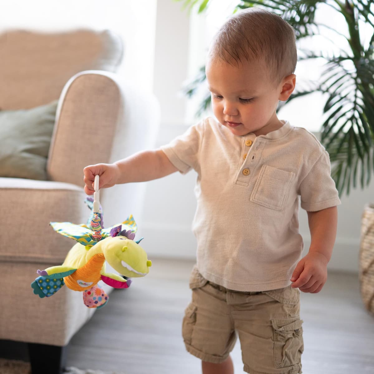 LAMAZE Flip Flap Dragon, Clip on Pram and Pushchair Newborn Baby Toy, Sensory Toy for Babies Boys and Girls from 0 to 6 Months — view 2