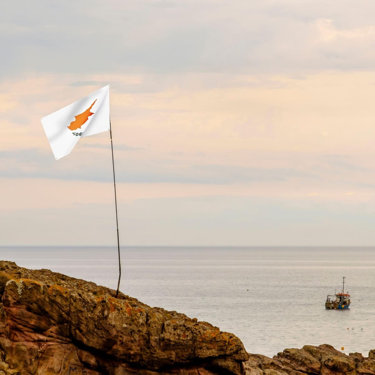 Runesol Cornwall Flag - 91x152cm, 3ft x 5ft, Cornish Flag, 4 Grommets, Eyelet in Every Corner, Premium Quality, Inside & Outside Use, Vivid Colours — view 795