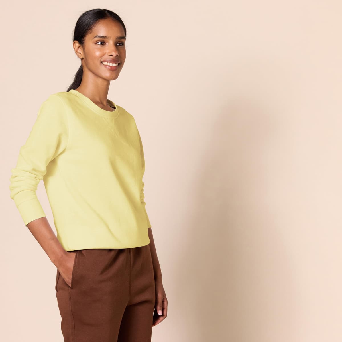Amazon Essentials Mujer Sudadera con Cuello Redondo de Forro Polar (Disponible en Tallas Grandes) — view 3