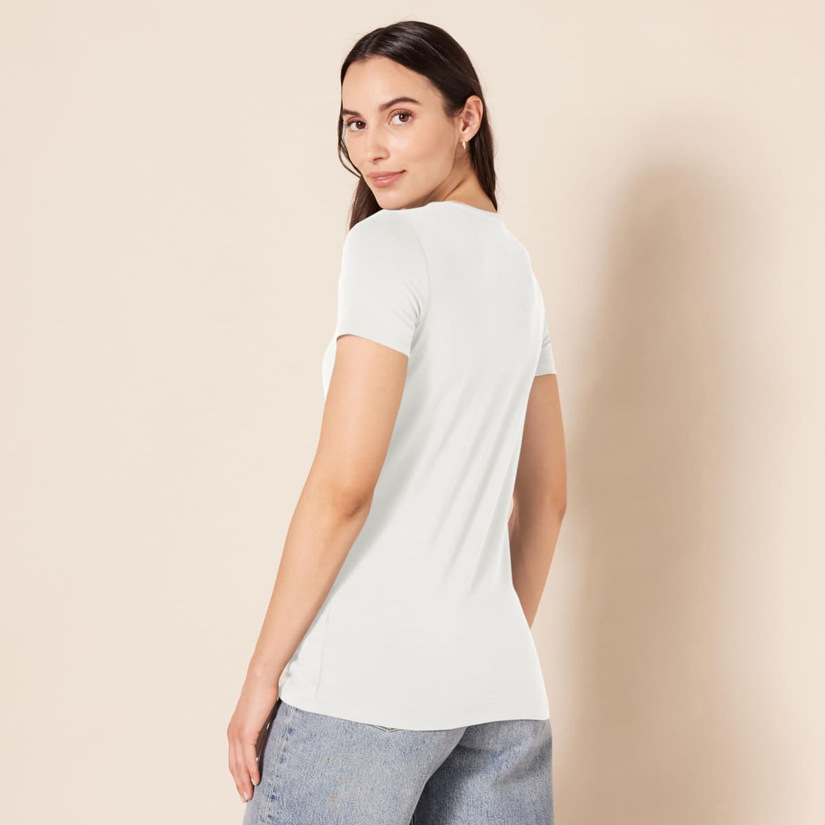 Amazon Essentials Camiseta de Manga Corta y Corte Estándar (Opciones de Cuello Redondo y Cuello en V) Mujer, Paquetes Múltiples — view 3