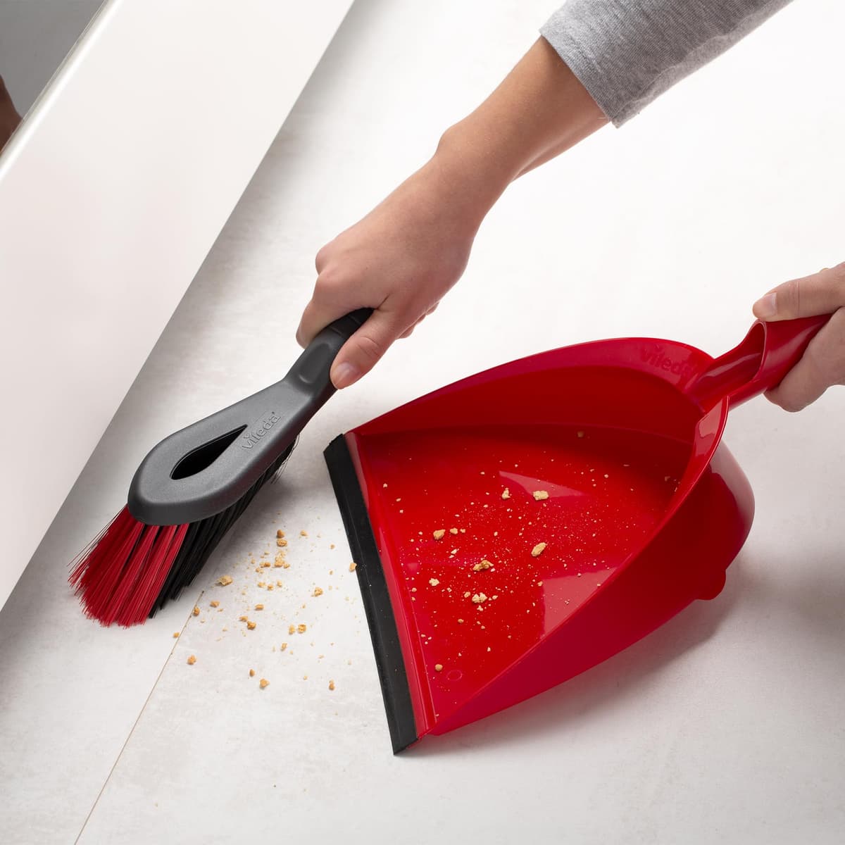 Vileda Dust Pan & Brush Set - 2in1 Brush and Pan Set with Durable Bristles & Easy to Sweep Rubber Blade - Ergonomic Handle and Clip to Combine for Easy Storage — view 3