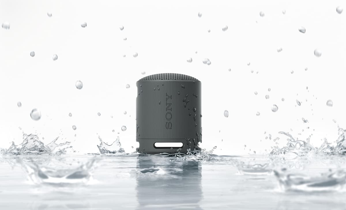 Sony Altavoz Bluetooth SRS-XB100, Ligero, Compacto, Altavoz Resistente al Agua y al Polvo IP67, hasta 16 h de batería, Correa Adaptable, Negro — view 12