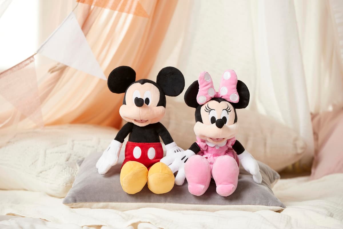 Disney Store: Peluche de Minnie Mouse, 33 cm, Personaje icónico de Peluche con Vestido y Lazo Rosas de Lunares con rasgos faciales Bordados, Adecuado para Todas Las Edades — view 3