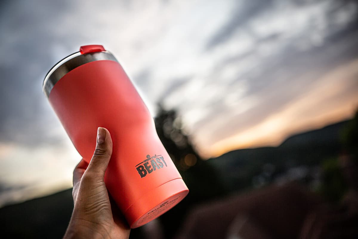 Greens Steel Beast Tumbler – 550 ml (20 oz), Coral | Vaso de acero inoxidable reutilizable con aislamiento al vacío | con 2 pajitas y cepillo de limpieza | Termo de viaje de doble pared — view 7