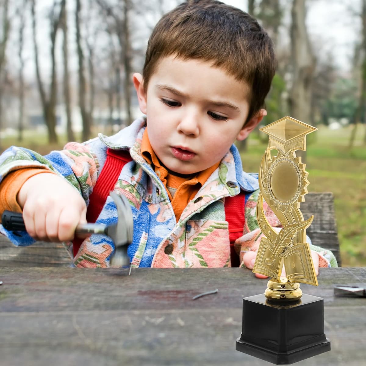 UKCOCO Trofeo de Graduación Infantil Pequeño de Plástico, Modelo de Birrete de 22,5 Cm, Premio para Adecuado para Fiestas Escolares y Decoración de Graduación — view 3