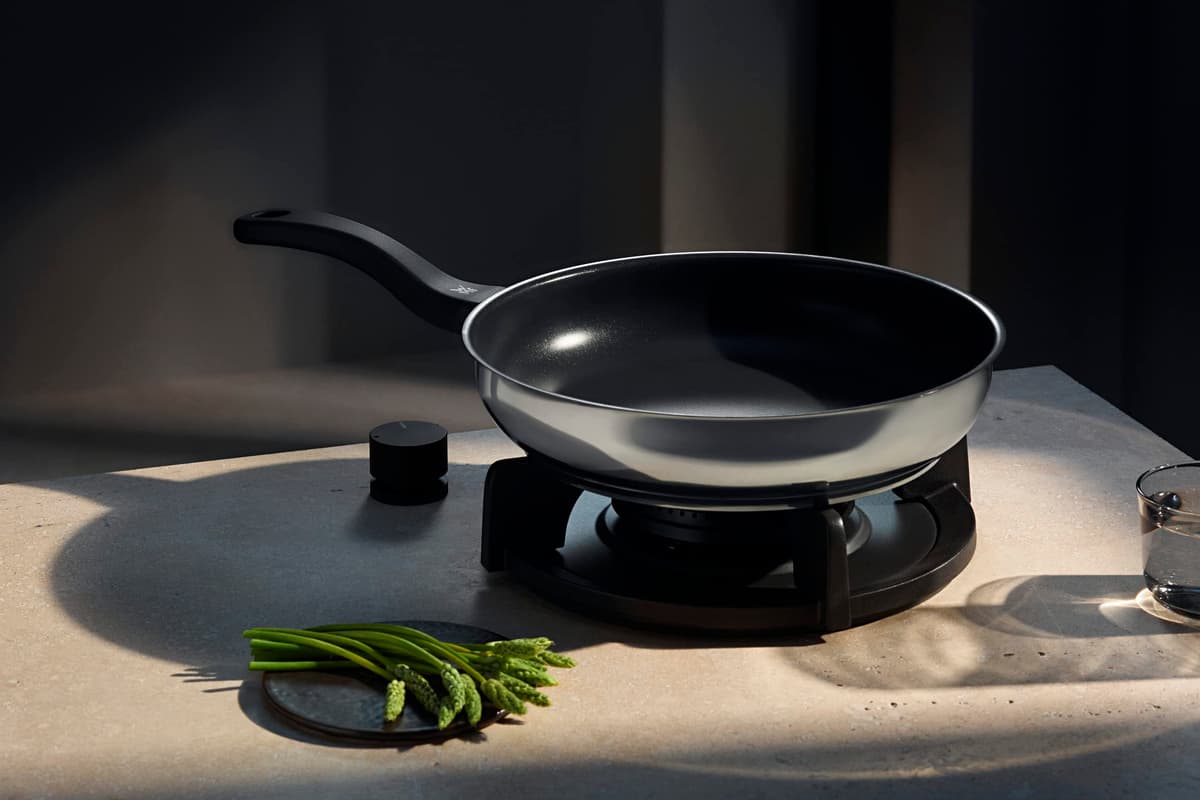 WMF Devil - Sartén Antiadherente 24 cm, Sartén de Acero Inoxidable y Revestimiento Antiadherente para Todo Tipo de Cocinas Incluido Inducción, sin PFOA, Color Negro — view 2