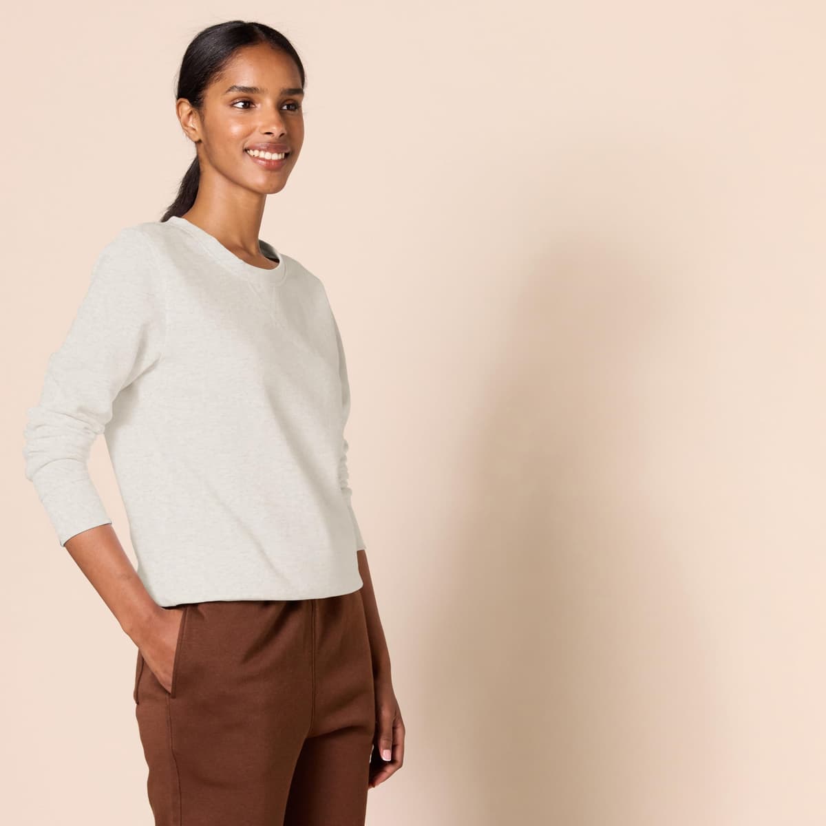 Amazon Essentials Mujer Sudadera con Cuello Redondo de Forro Polar (Disponible en Tallas Grandes) — view 3
