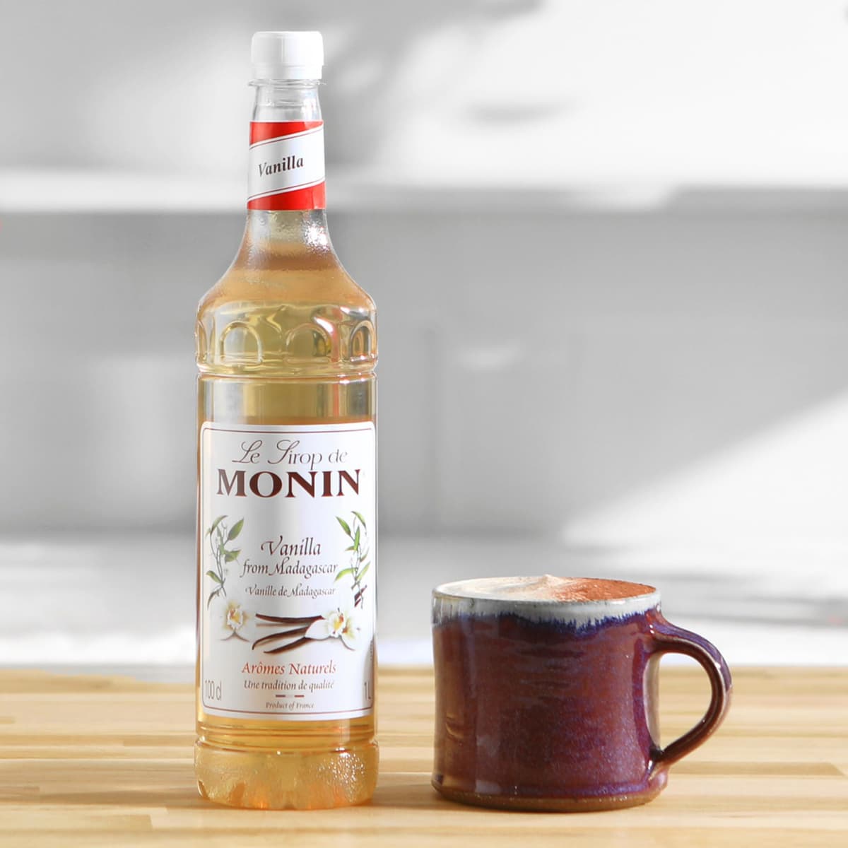 Monin Premium Vanilla Syrup 1L For Coffee And Cocktails. Vegan-Friendly, Allergen-Free, 100 Percent Natural Flavours And Colourings — view 3