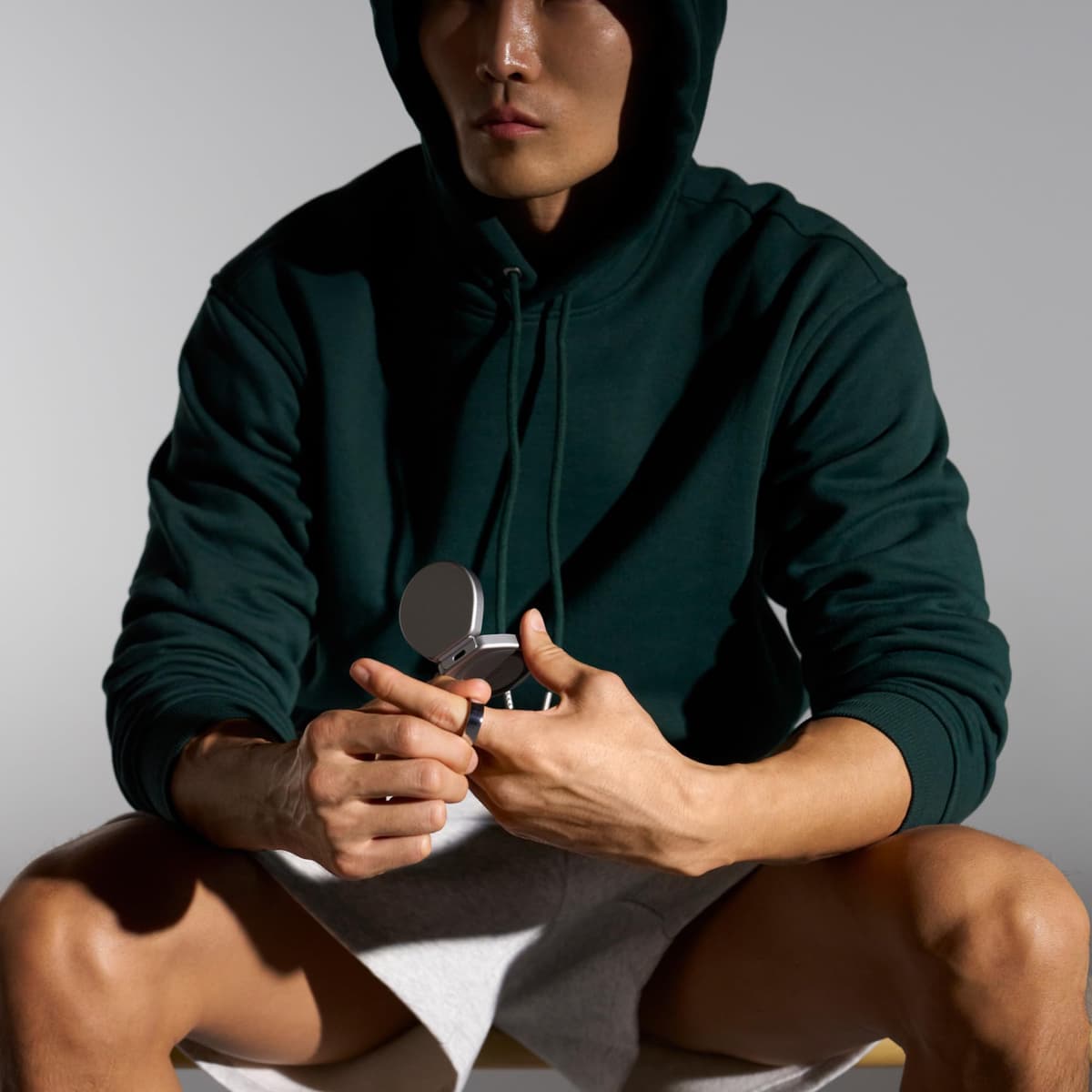 Oura Ring 4 Charging Case (USB-C Cable not included) - Dark Grey - Size 8 - Holds up to 5 charges / 1 month charge capacity, Recharge within 90 minutes — view 8
