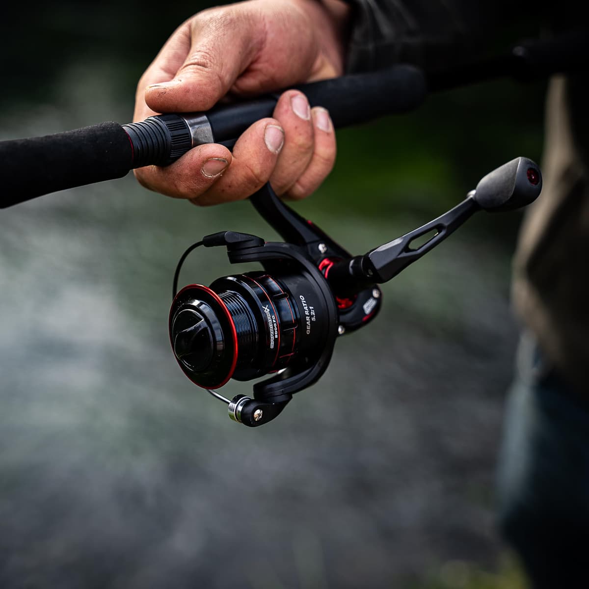 Abu Garcia Cardinal X - Carrete Giratorio Completo, Carrete de Agua Dulce para Pesca de señuelo depredador, Trucha, Perca, Lucio, salmón, Robusto y Ligero, Aluminio Negro y Rojo, Varios tamaños — view 3