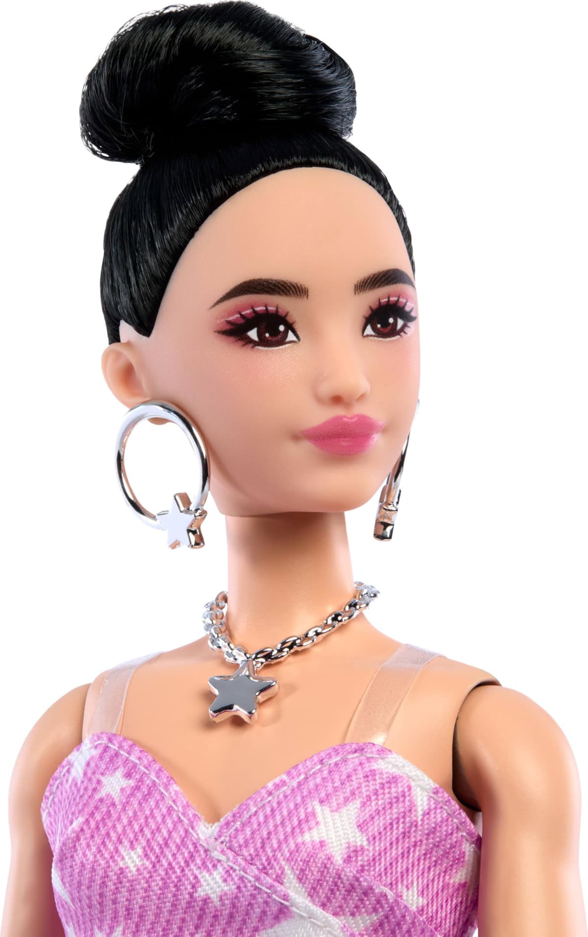 Barbie Deluxe Style Muñeca n.11 con Vestido Denim Rosa con Estampado de Estrellas y Medias a Juego, Pelo Negro recogido en un moño Alto y Accesorios como un Bolso y Joyas, JJN71 — view 3