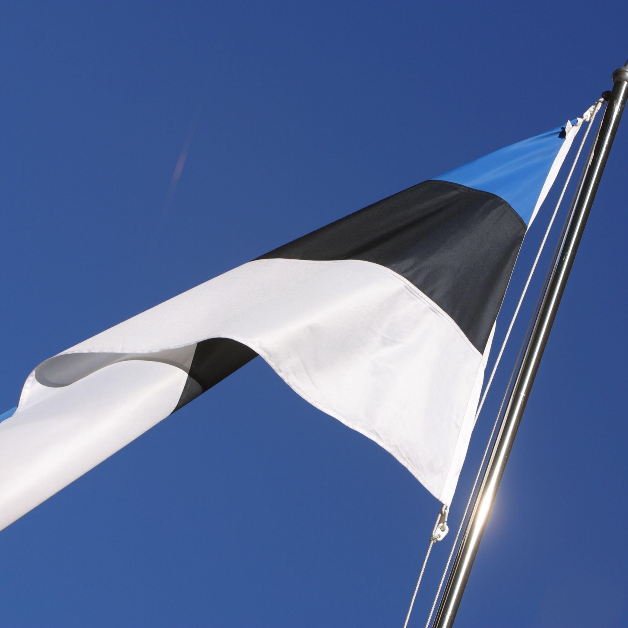 Runesol Cornwall Flag - 91x152cm, 3ft x 5ft, Cornish Flag, 4 Grommets, Eyelet in Every Corner, Premium Quality, Inside & Outside Use, Vivid Colours — view 989