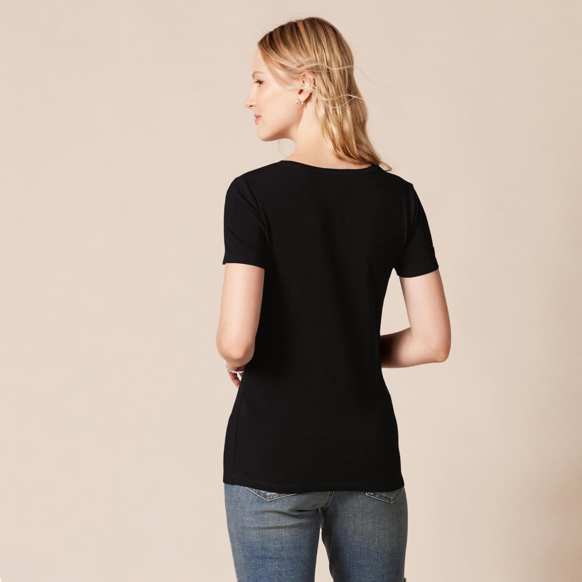 Amazon Essentials Camiseta de Manga Corta y Corte Estándar (Opciones de Cuello Redondo y Cuello en V) Mujer, Paquetes Múltiples — view 3
