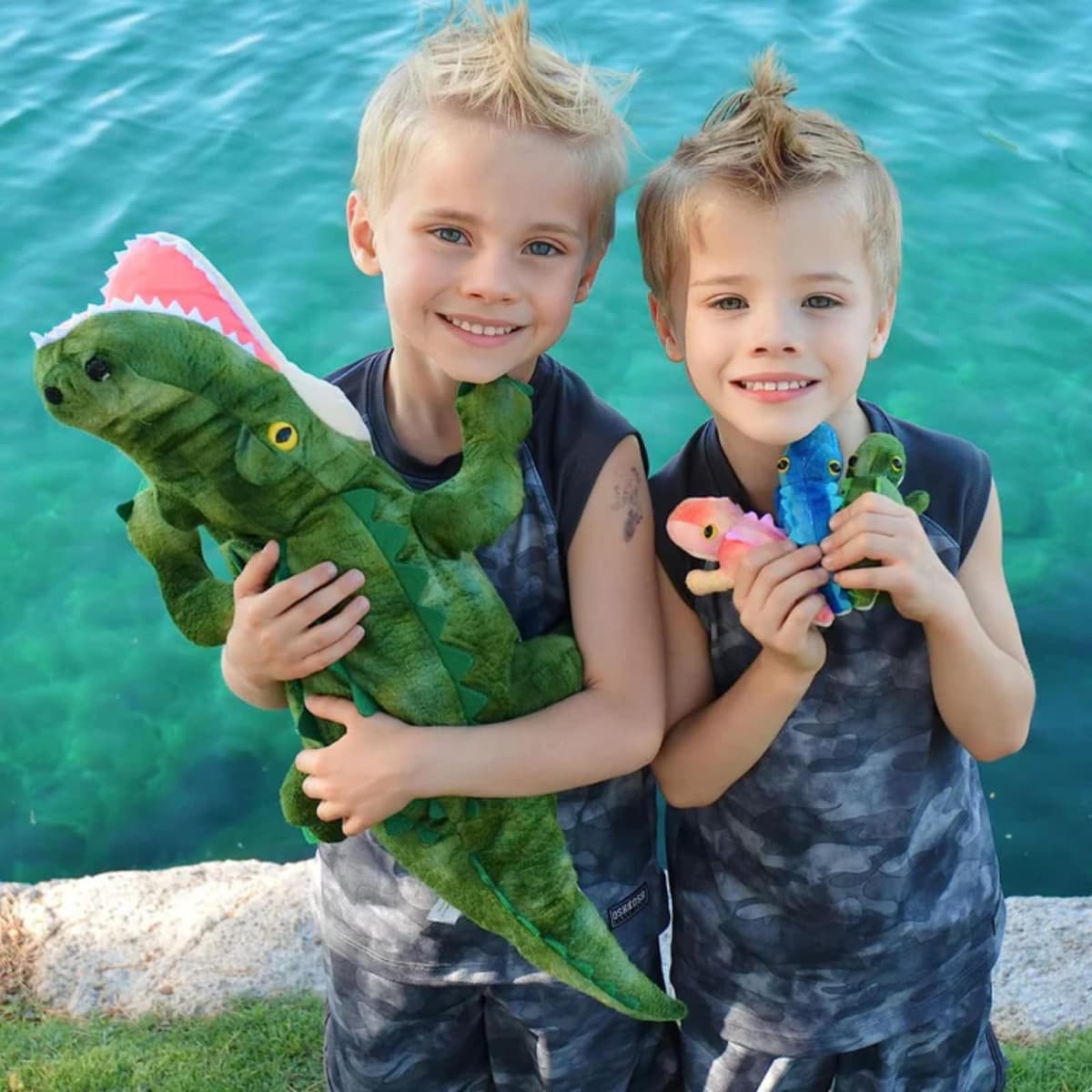 MorisMos Big Alligator Teddy Stuffed Animals, 60cm Green Mommy Fluffy Crocodile with Baby Inside, Giant Cuddly Plush Toys for Boy Large Soft Alligator for Kids Birthday Valentines Deco — view 4