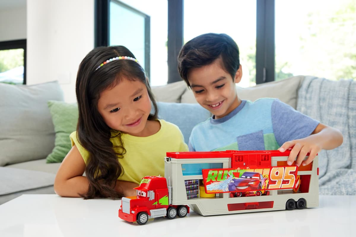 Mattel Disney Pixar Cars Color Changers Camión transformable Mack Taller de pintura, set de juego para coches de juguete con Rayo McQueen, cambia color en el agua, +3 años, HPD82 — view 2