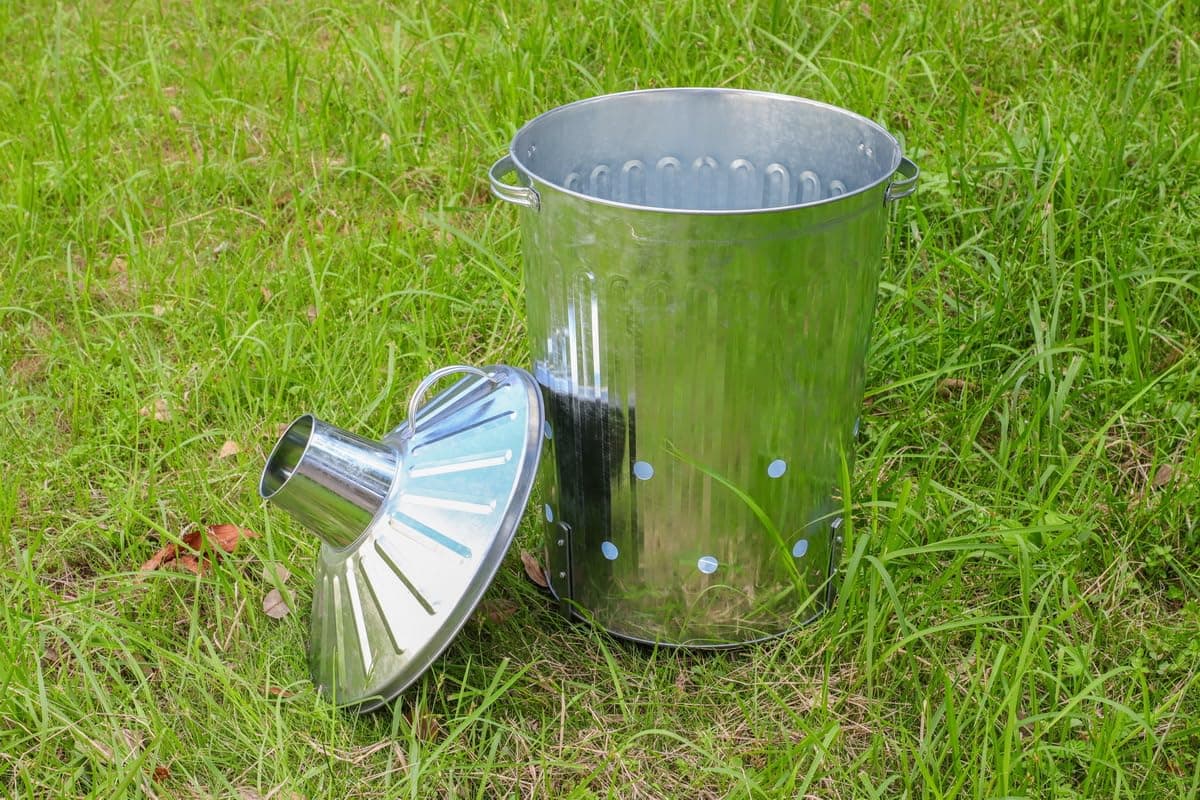 CrazyGadget® Small Medium Large Extra Large Galvanised Metal Incinerator Fire Burning Bin with Special Locking Lid (60 Litre) — view 3