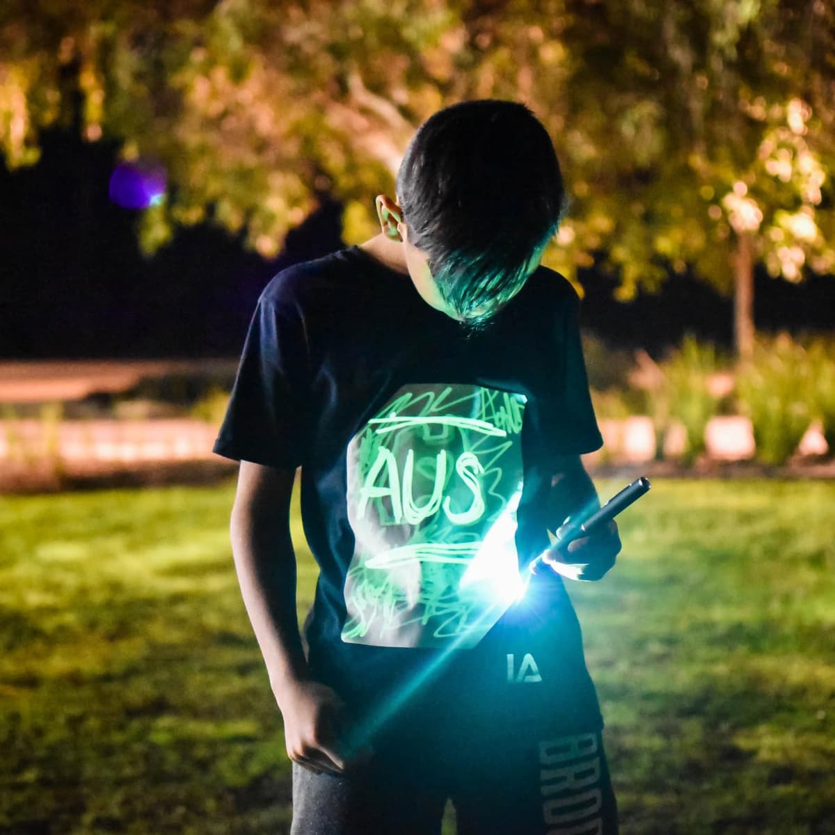 Illuminated Apparel Camiseta con diseño Interactivo con luz Que Brilla en la Oscuridad — view 4