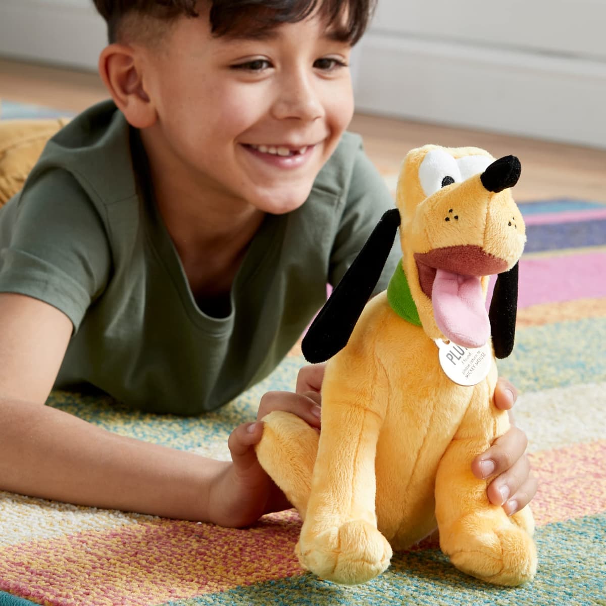 Disney Store Peluche pequeño de Pluto, Altura: 25 cm, el emblemático Pluto de Peluche Presenta su Aspecto característico y Lleva un Collar con un Texto, Adecuado para Todas Las Edades. — view 2