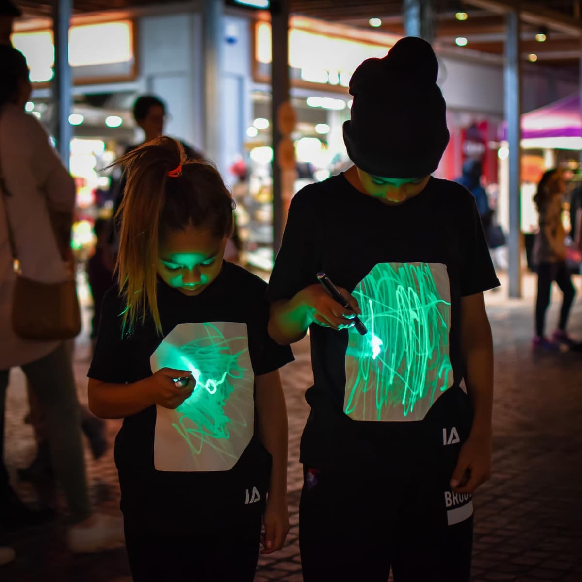Illuminated Apparel Camiseta con diseño Interactivo con luz Que Brilla en la Oscuridad — view 3