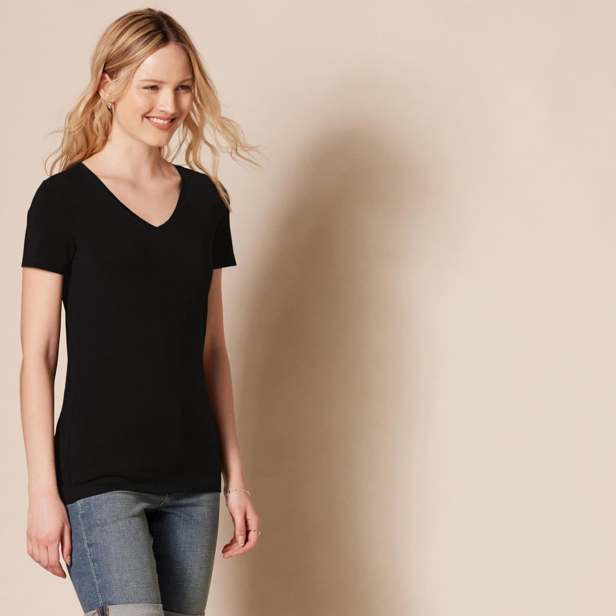 Amazon Essentials Camiseta de Manga Corta y Corte Estándar (Opciones de Cuello Redondo y Cuello en V) Mujer, Paquetes Múltiples — view 2