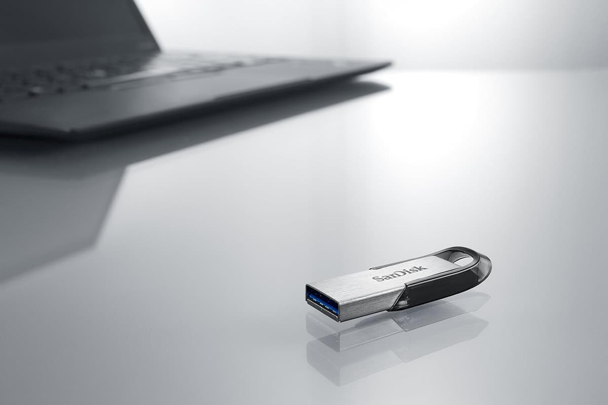 SanDisk 128GB Ultra Flair USB 3.0 Flash Drive USB stick, Memory stick with transfer speeds up to 150 MB/s, Password protection, Durable, Sleek Metal Casing Silver/Black — view 3