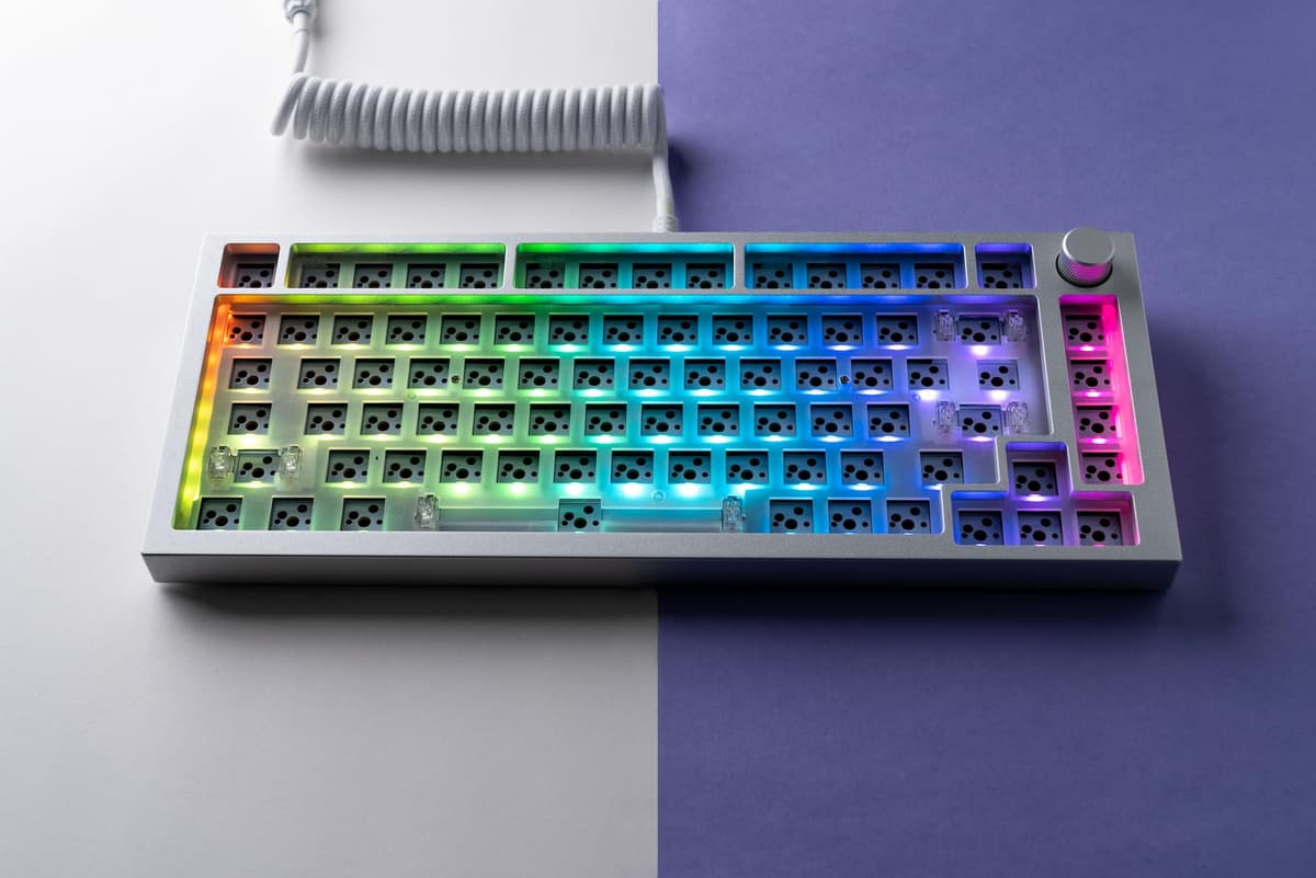 GLORIOUS Gaming Reposamuñecas acolchado para teclado (TKL, 25mm grueso) - Bordes cosidos, superficie lisa, base de goma antideslizante, firmeza media, 360 x 100 x 25mm - Negro discreto — view 7