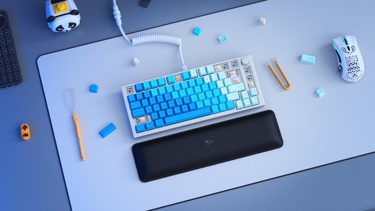 GLORIOUS Gaming Reposamuñecas acolchado para teclado (TKL, 25mm grueso) - Bordes cosidos, superficie lisa, base de goma antideslizante, firmeza media, 360 x 100 x 25mm - Negro discreto — view 6