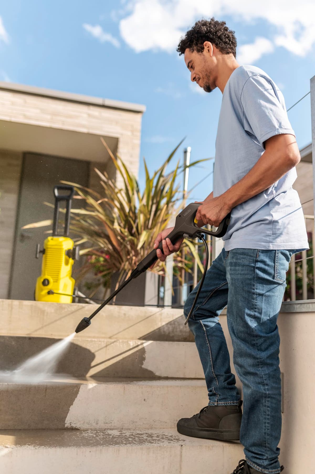 Kärcher high-pressure washer K 2, pressure: max. 110 bar, flow rate: 360 l/h, area: 20 m²/h, weight: 4.2 kg, high-pressure gun, high-pressure hose, dirt blaster — view 2