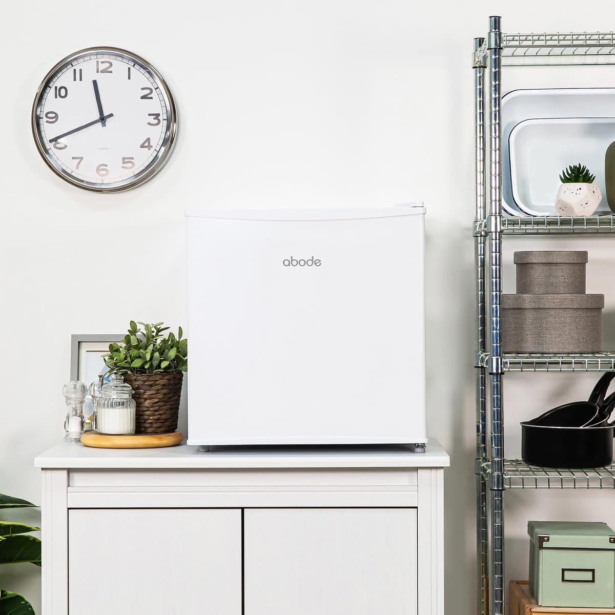 Abode Table Top Mini Freezer White Freestanding 31 Litre Capacity with Reversible Door, 4 Star Freezer Rating, Adjustable Feet & 1 Wire Shelf ATTFZ0E1W (White) — view 3